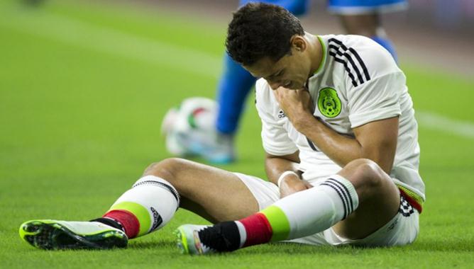 VIDEO: Va chạm kinh hoàng khiến Chicharito gãy xương quai hàm